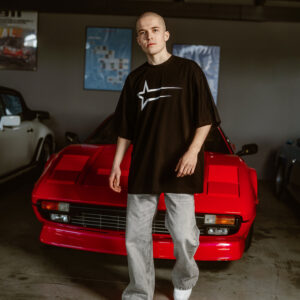 Czarny T-shirt z białym logo su1eckiyclothes