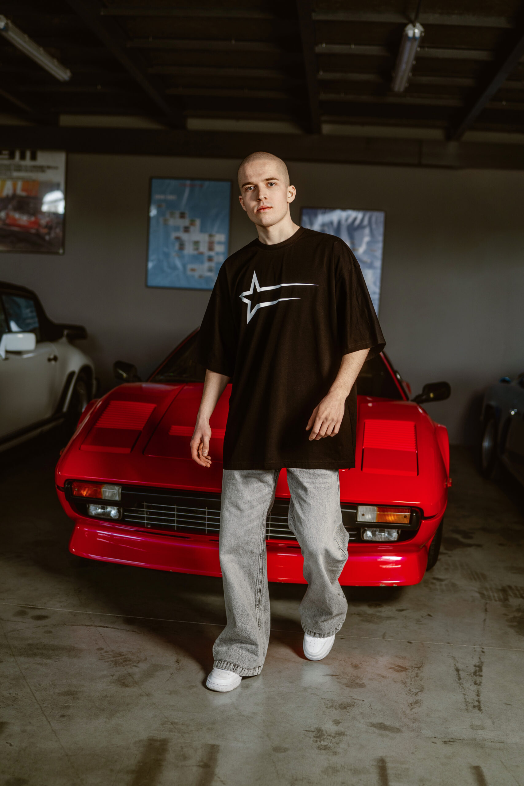 Czarny T-shirt z białym logo su1eckiyclothes