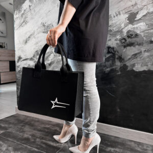 Czarna torebka z białym logo su1eckiyclothes