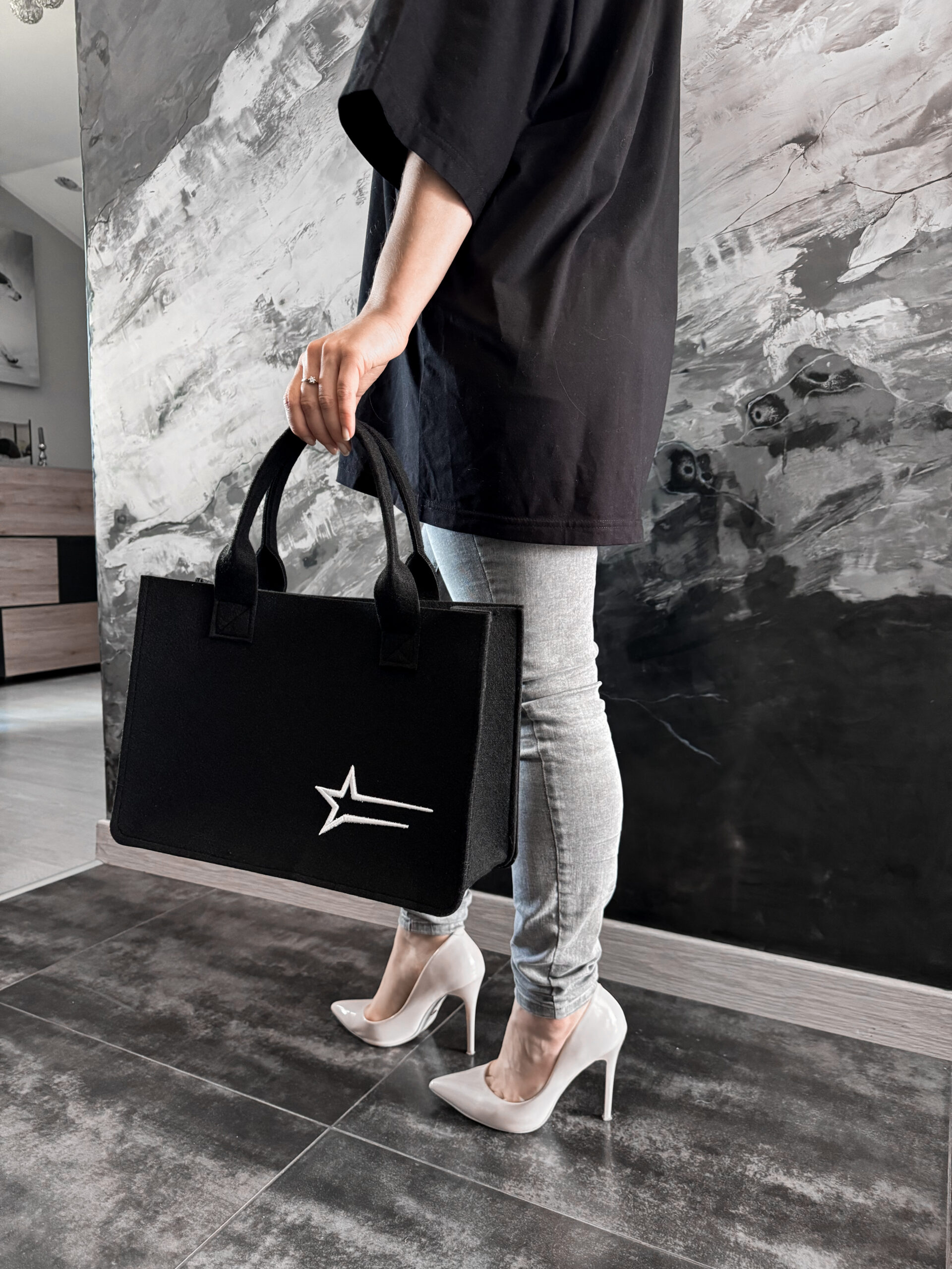 Czarna torebka z białym logo su1eckiyclothes