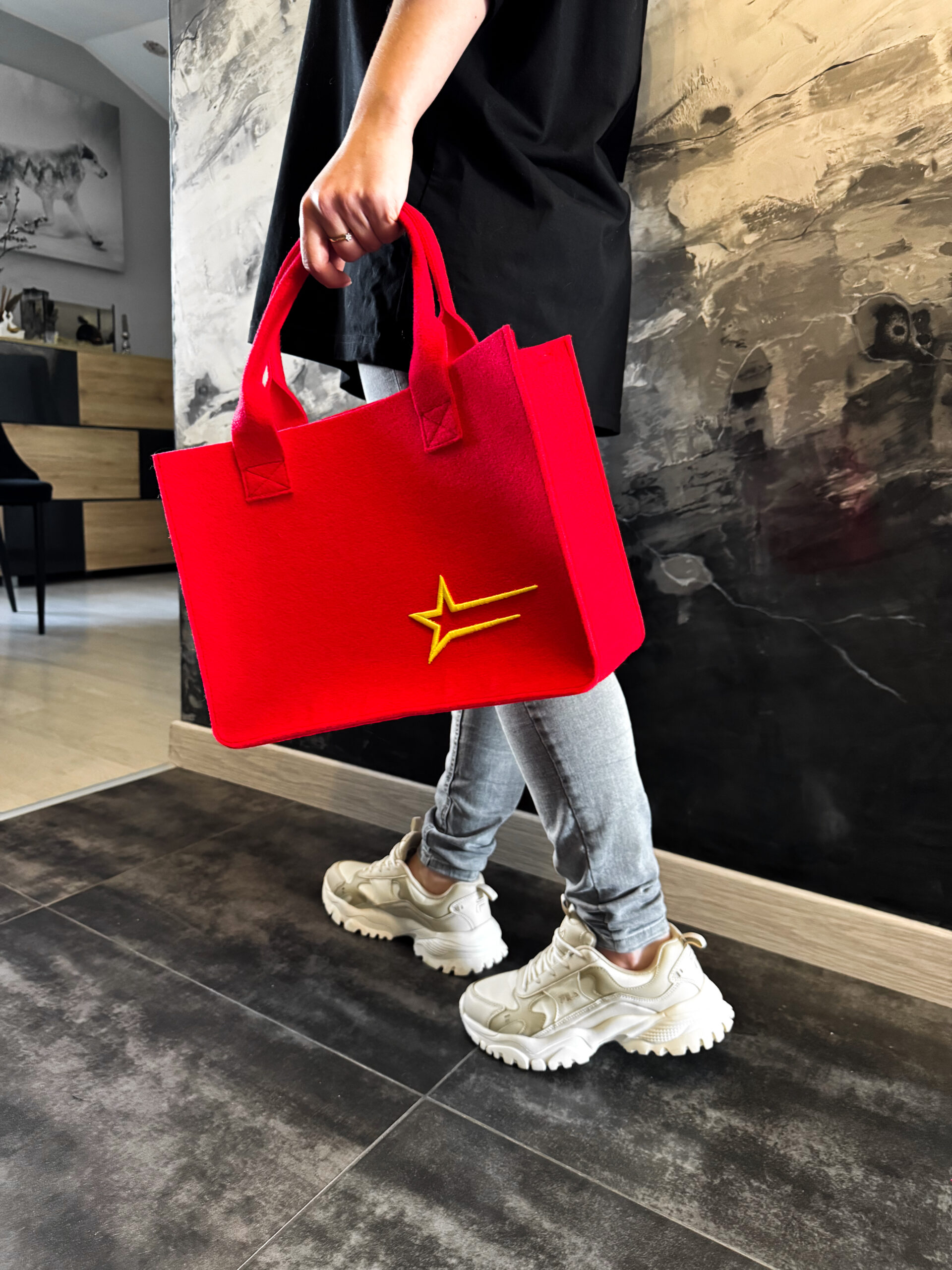 Czerwona torebka z żółtym logo su1eckiyclothes