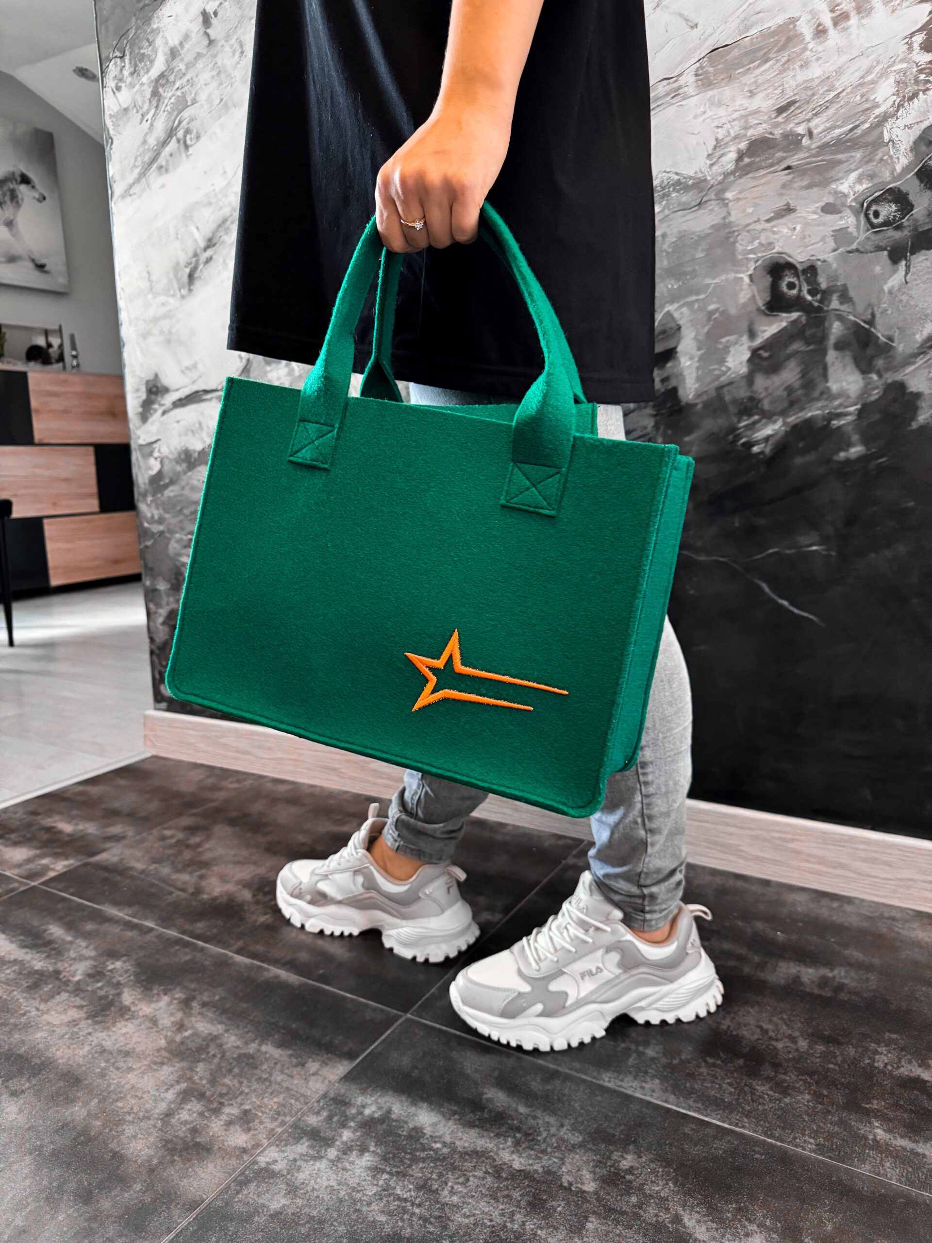 Zielona torebka z pomarańczowym logo su1eckiyclothes