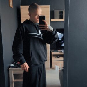 Czarny dres z białym logo su1eckiyclothes